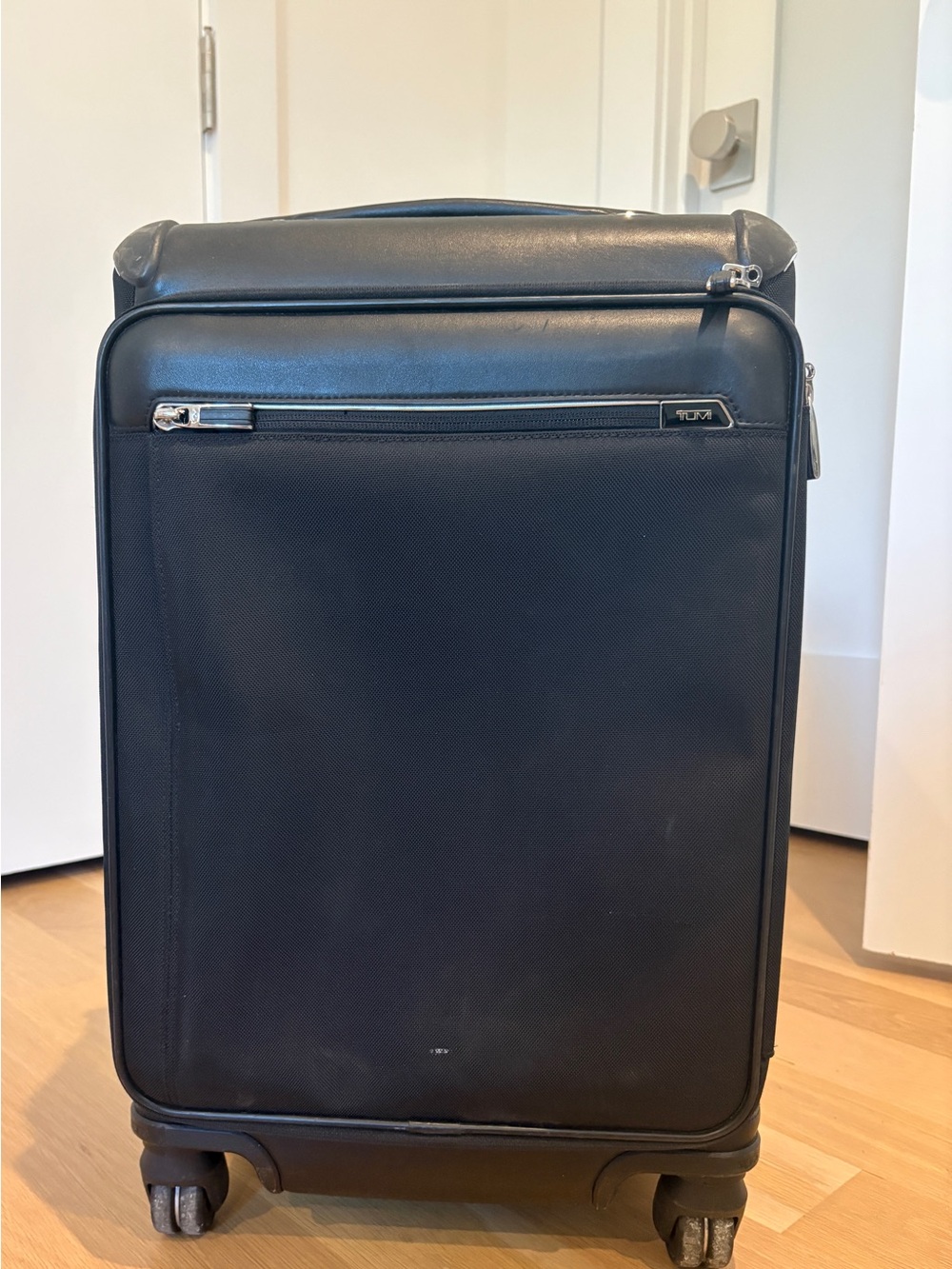 Tumi Arrivé "Gatwick" International Expandable 4-Wheel Carry-On Black 255960D2